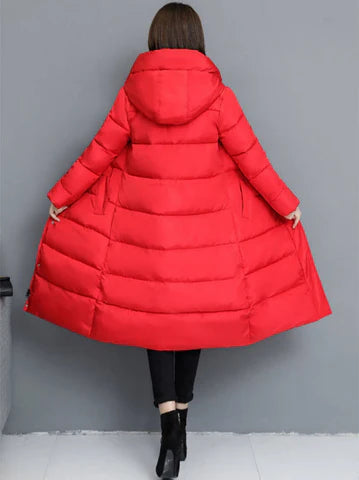 Giacca lunga trapuntata donna, ideale per moda femminile e abbigliamento inverno. Con cappuccio, calda e versatile.