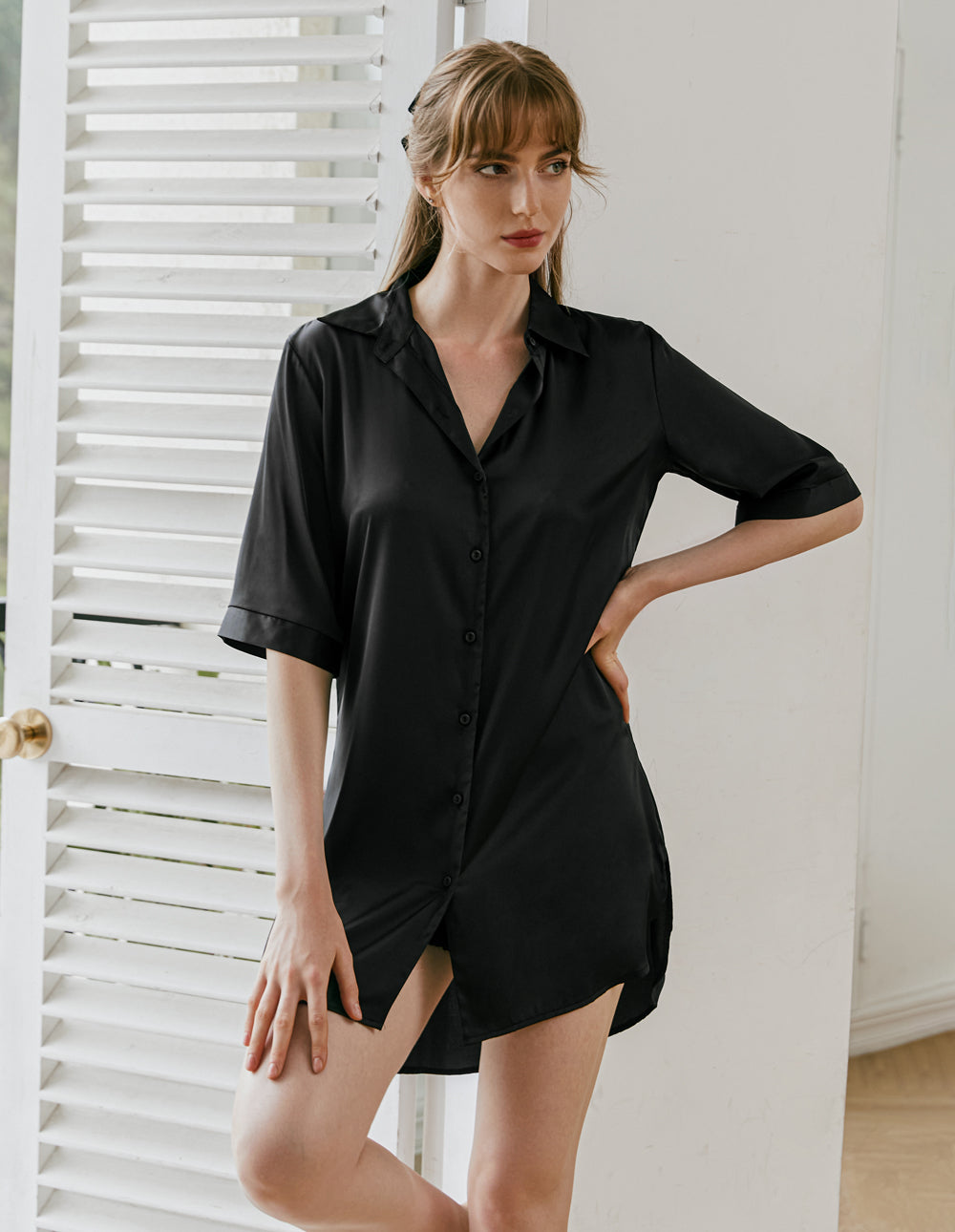 Camicia da notte satinata da donna con colletto e maniche 3/4, ideale per comfort ed eleganza notturna.