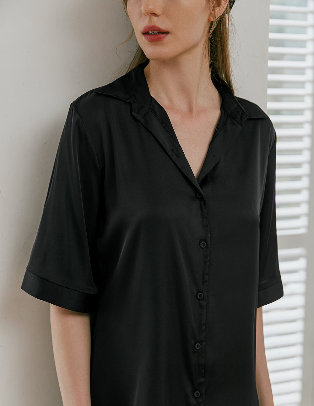 Pigiami donna: camicia da notte in raso con colletto e maniche tre quarti, per stile e comodità.