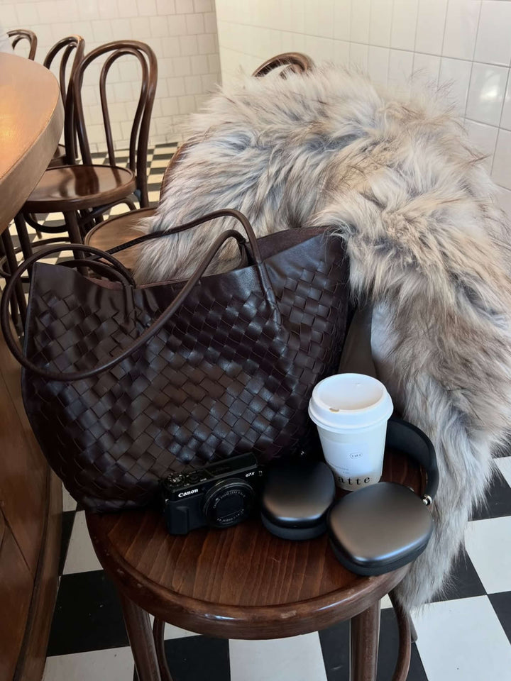 Tote bag intrecciata moda donna, design sofisticato per un look chic.