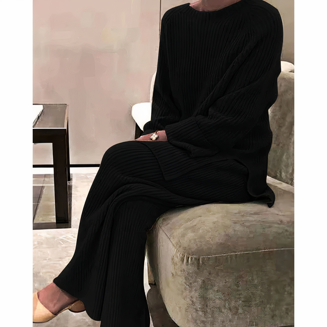 Completo donna casual chic in maglia lavorata, maglione e pantaloni eleganti. Ideale per comfort autunno/inverno.