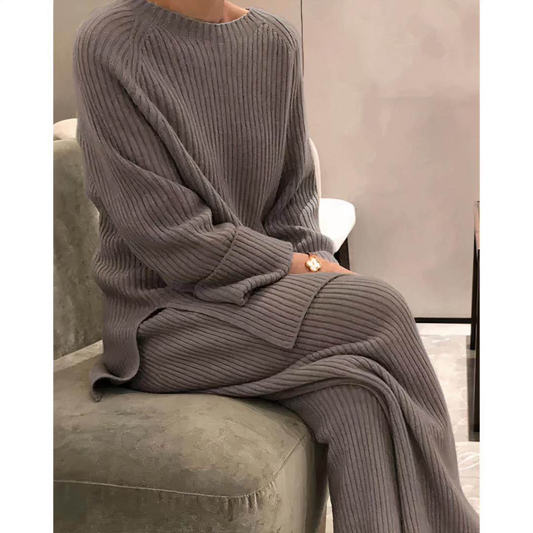 Set casual donna in maglia lavorata a maglie, completo maglione e pantaloni. Comfort ed eleganza per autunno/inverno.