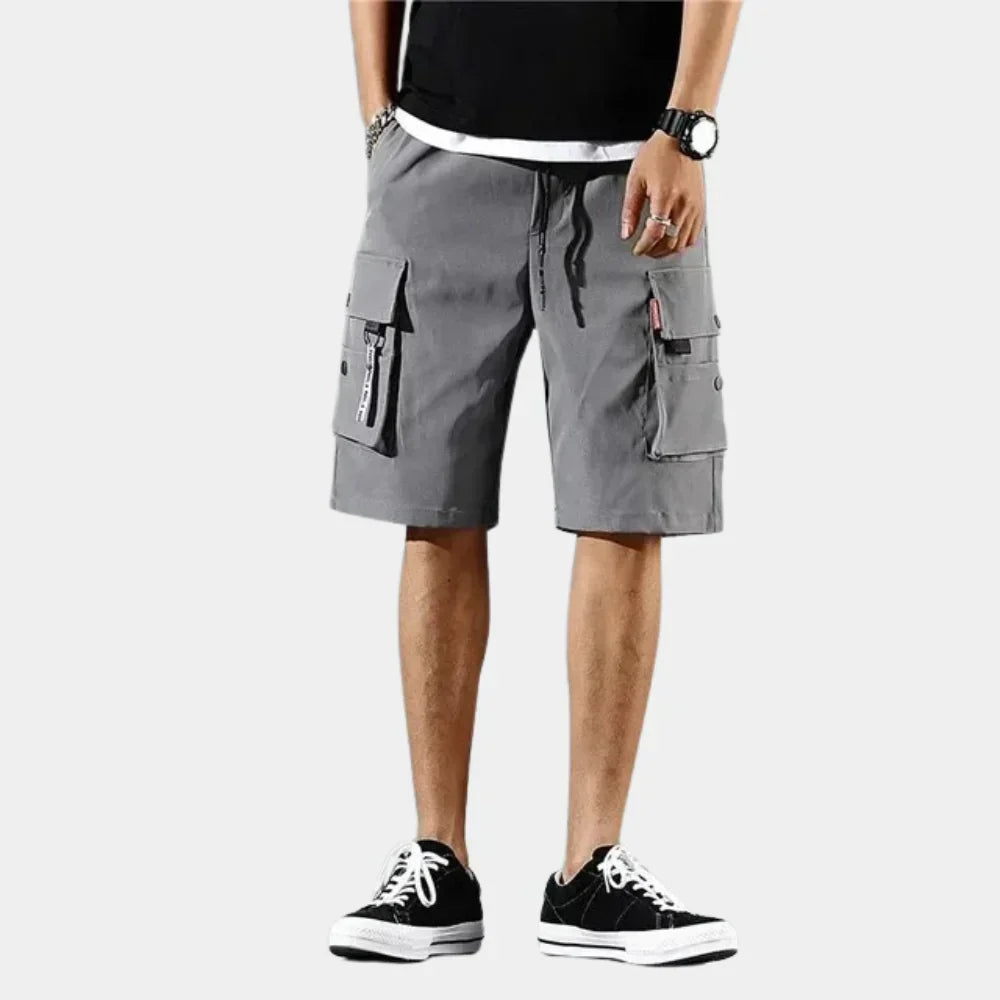 Shorts cargo uomo con ampie tasche laterali, ideali per un look casual estivo. Comodi e sportivi, perfetti per ogni avventura.