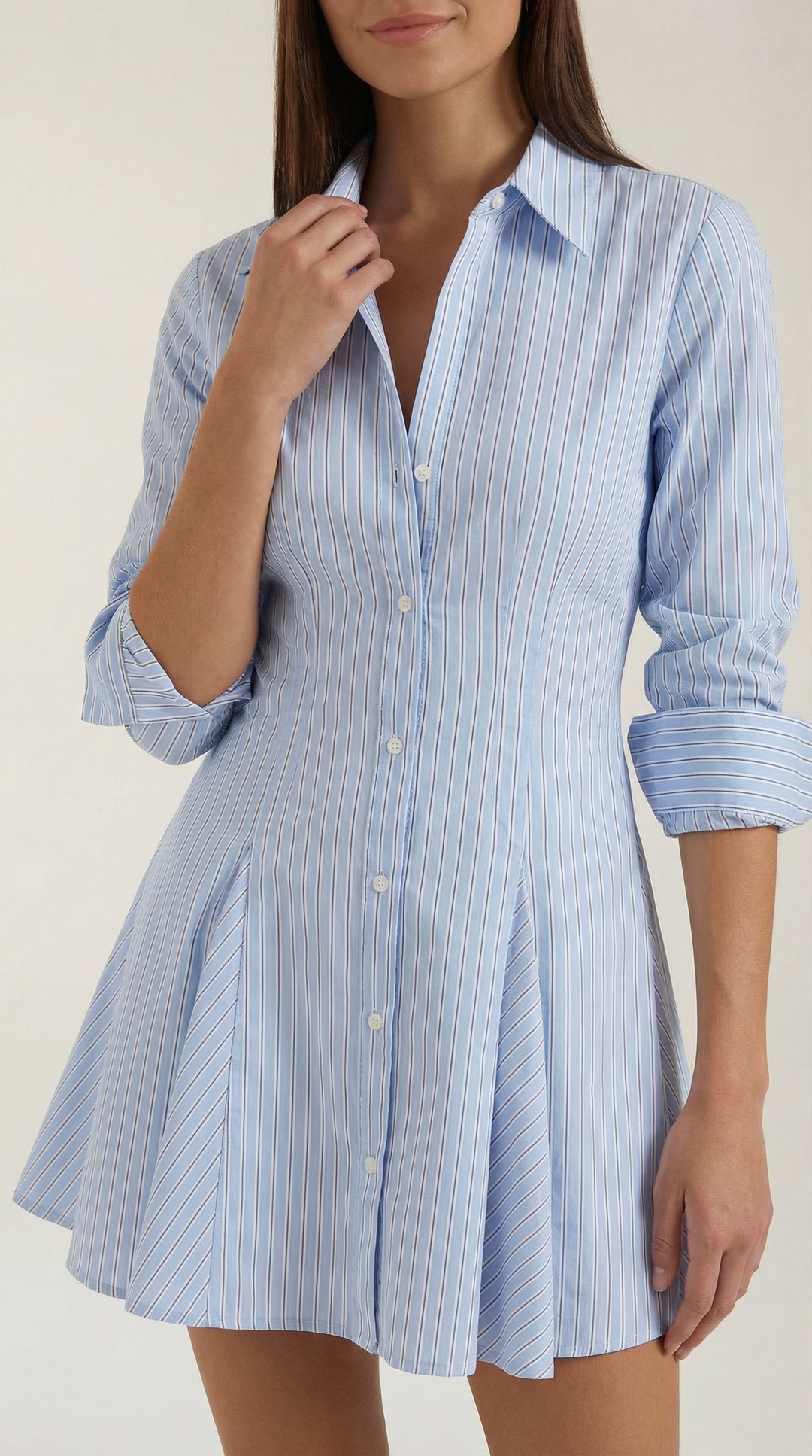 Chemisier donna svasato a righe azzurre con gonna plissettata, per un look femminile e raffinato primavera estate.
