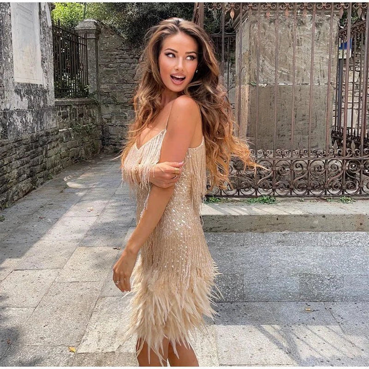 Glamour abito mini da donna con frange vibranti e luccicanti, ideale per party e serate speciali.