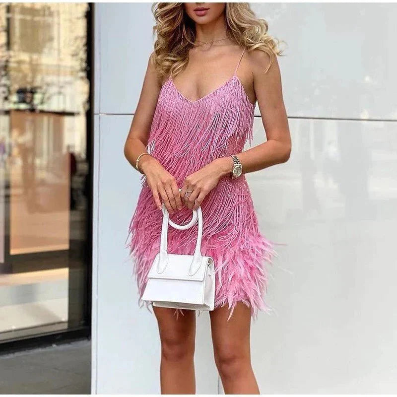 Abito da festa donna con frange scintillanti e design elegante, un must per cocktail e serate.