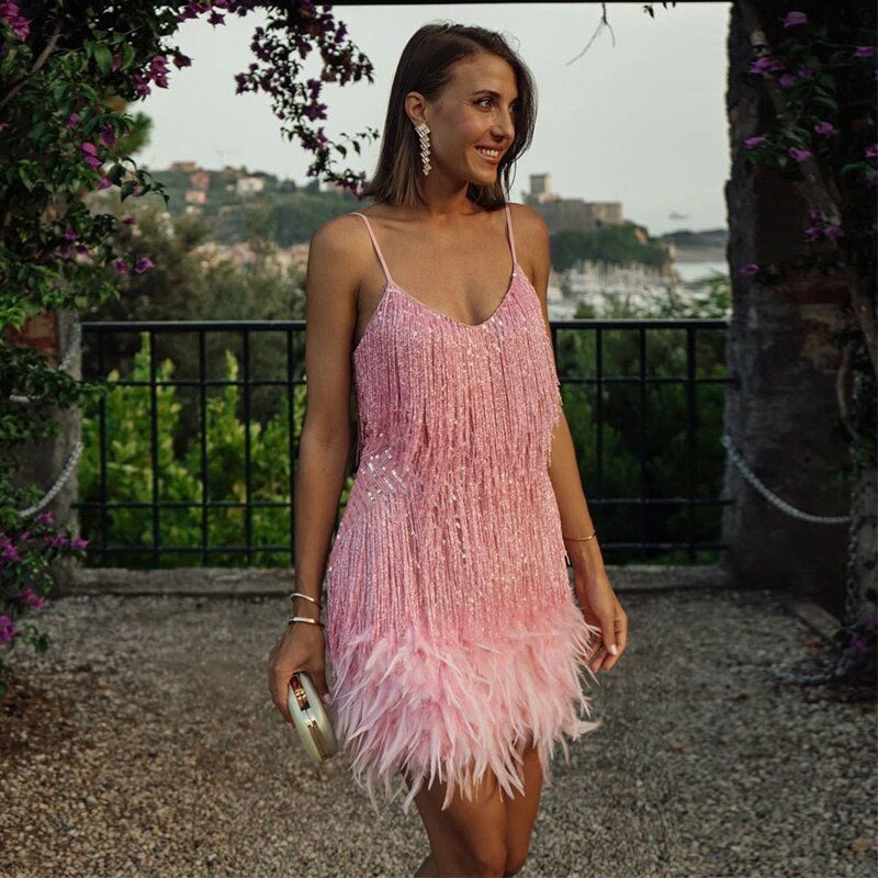 Splendido abito cocktail da donna con frange che brillano, per un look serale elegante e di tendenza.
