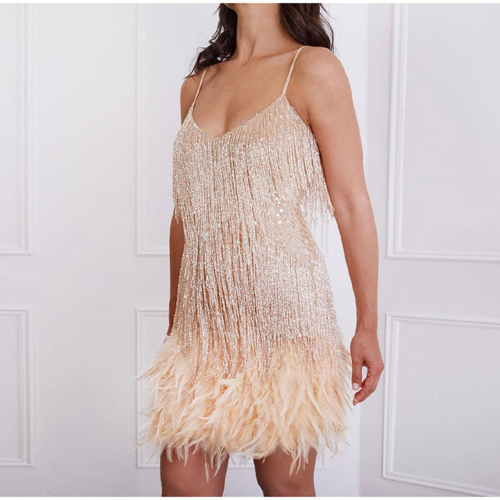 Mini abito donna scintillante con frange, ideale per un cocktail party o una serata glamour con stile.
