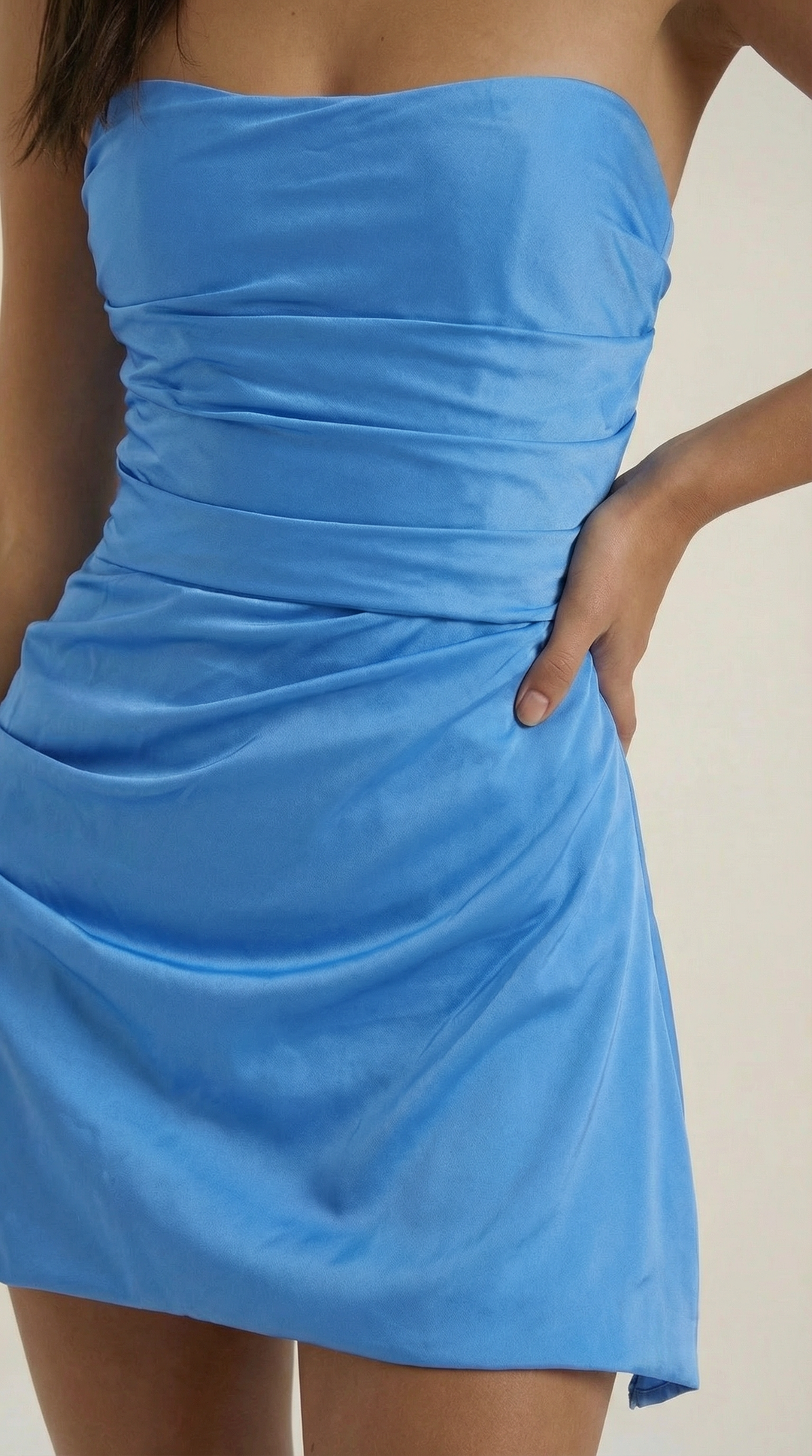 Abito donna elegante, mini bustier senza spalline con seducente drappeggio, ideale per eventi.