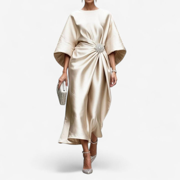 Vestito midi drappeggiato da donna, con raffinate maniche a pipistrello e spilla, perfetto per look serali.