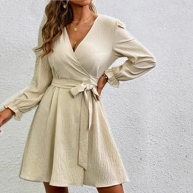 Abito a portafoglio donna con vita cinturata, scollo a V e maniche a palloncino, per uno stile chic.
