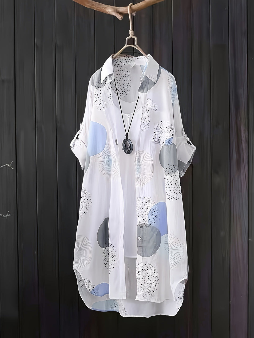 Vestito donna estivo con elegante stampa geometrica e taglio fluido, ideale per la moda primavera estate.