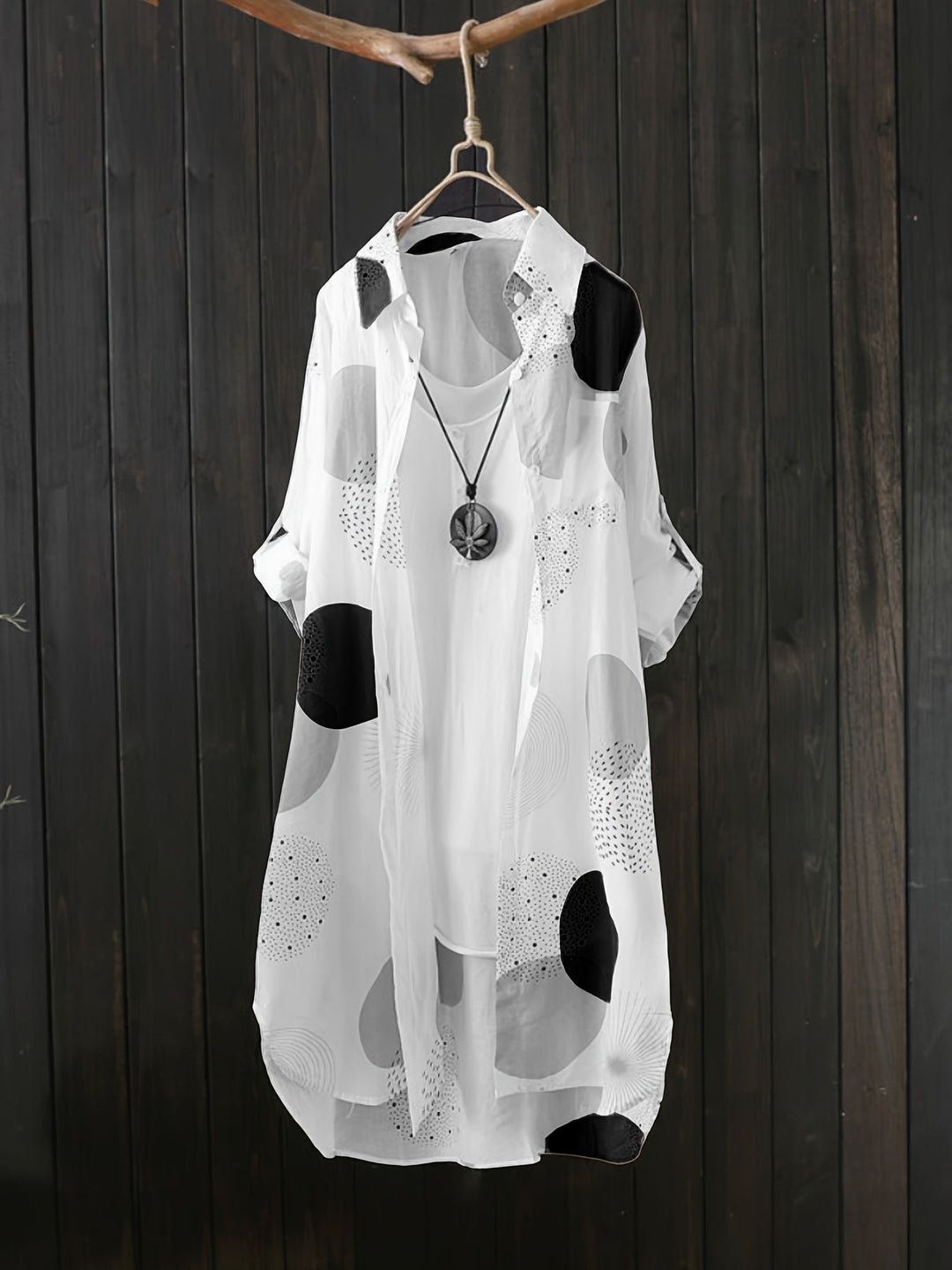 Vestito estivo fluido per donna, con stampa geometrica e stile casual chic, ideale per l'estate.