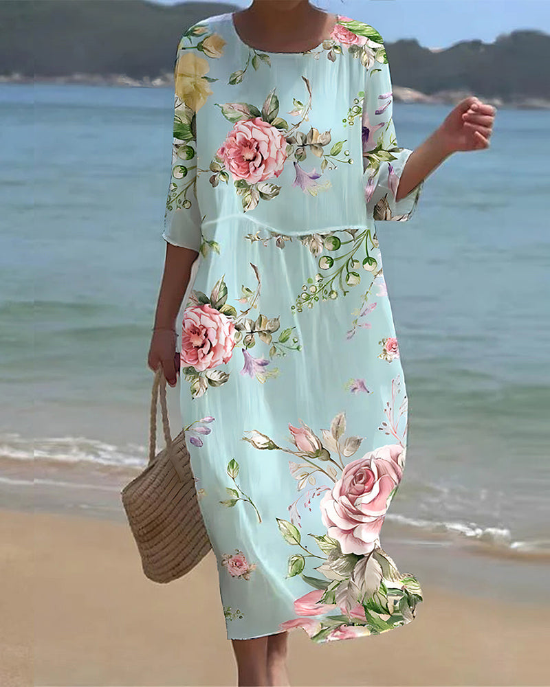 Abito floreale morbido donna con linea fluida, maniche 3/4, perfetto per un look casual elegante e confortevole.