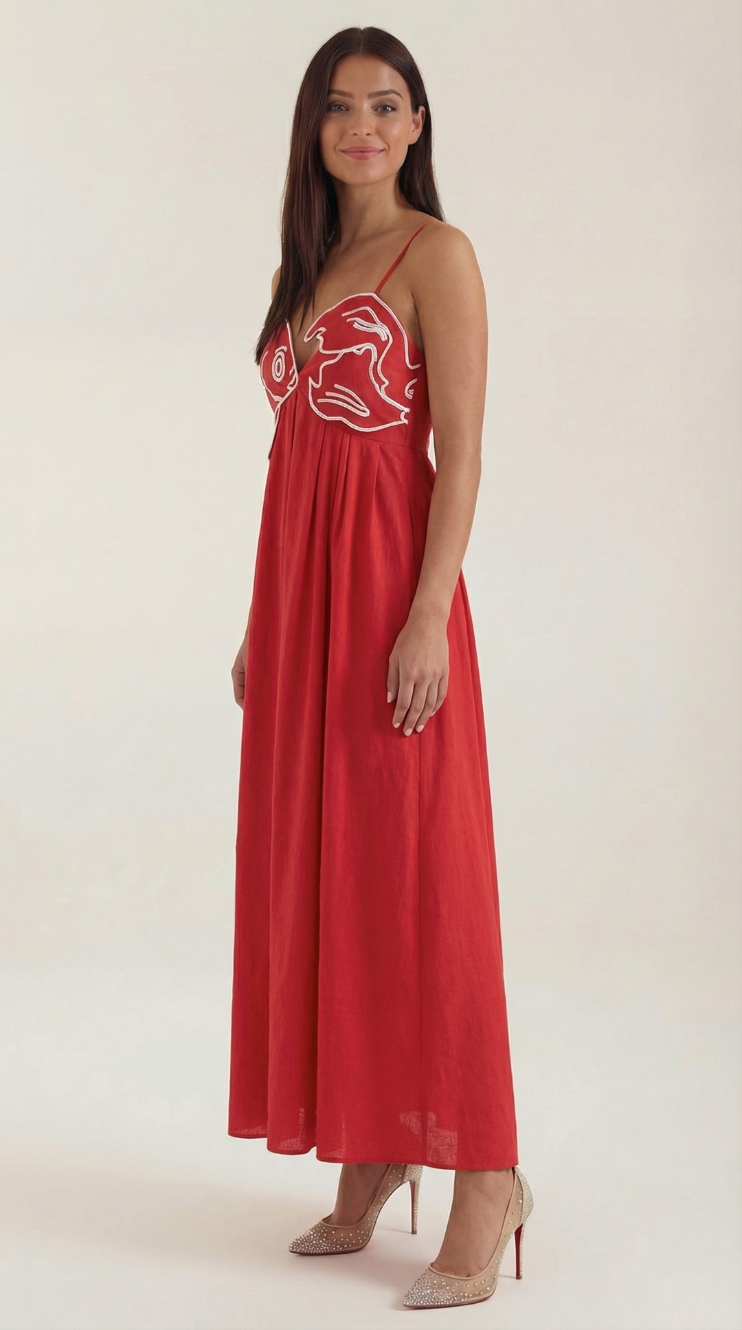Vestito lungo donna rosso con delicato ricamo floreale. Design vita impero, elegante e romantico per eventi.