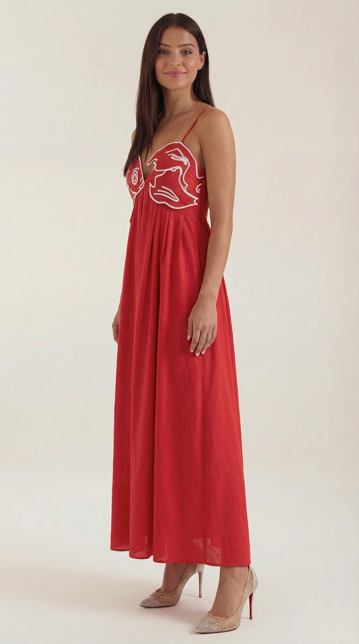 Vestito lungo donna rosso con delicato ricamo floreale. Design vita impero, elegante e romantico per eventi.