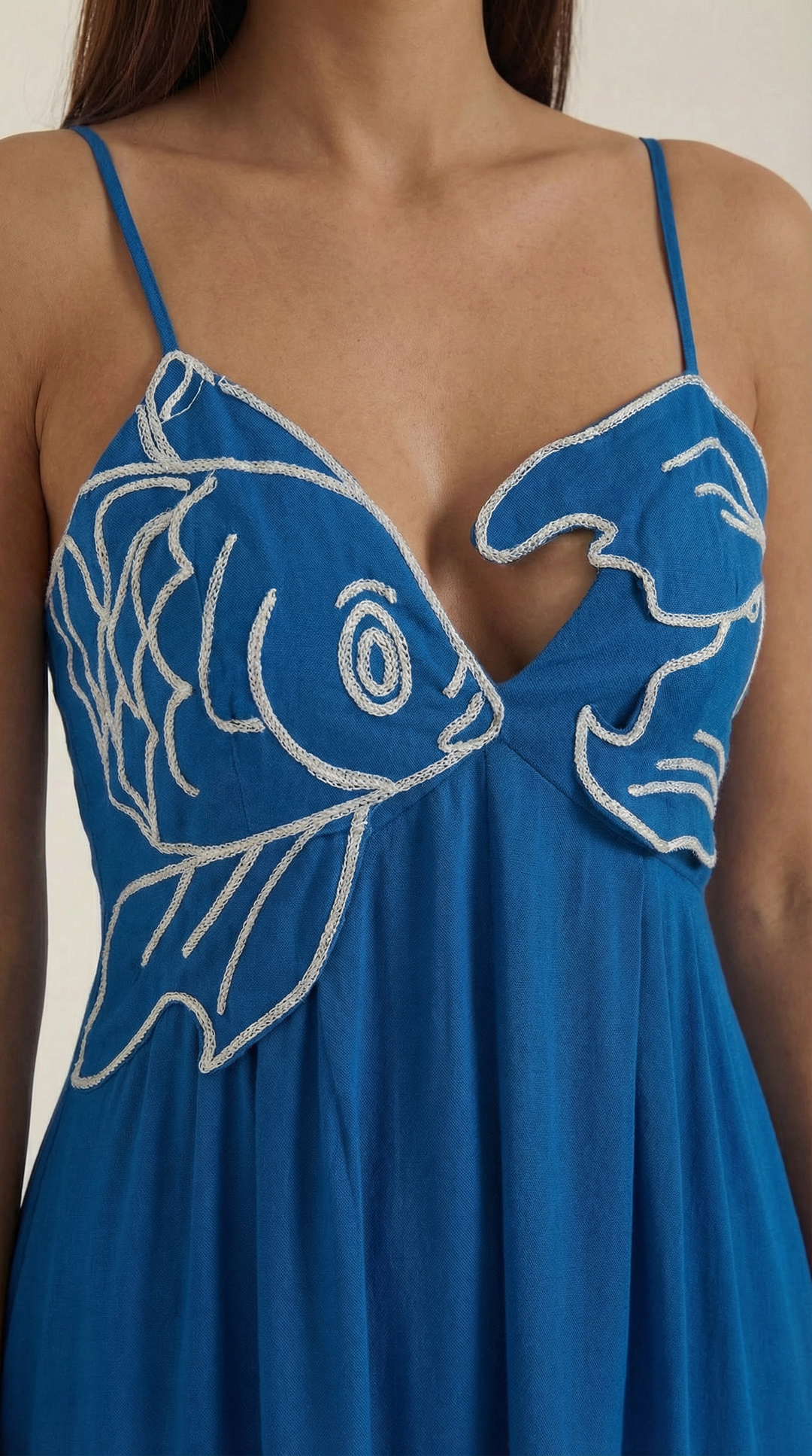 Abito lungo femminile ed elegante con ricamo floreale e vita impero. Ideale per cerimonie e serate estive.