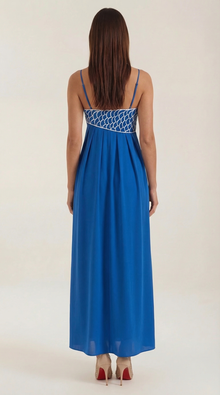 Abito lungo donna versatile per eventi, con vita impero e squisito ricamo floreale. Stile chic e raffinato.