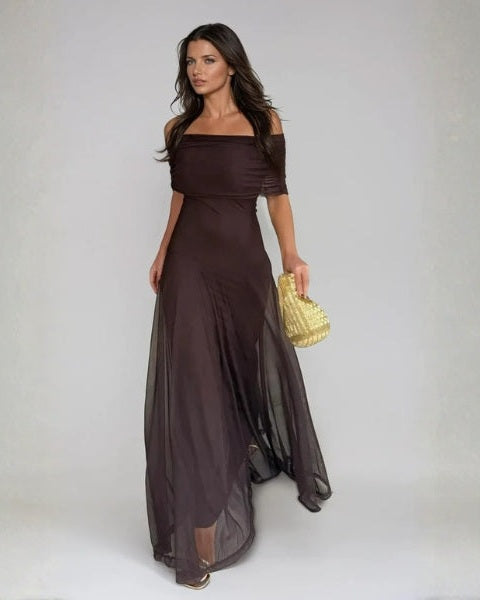 Vestito lungo donna marrone, spalle scoperte e stile fluido. Ideale per moda primavera estate, outfit femminile.
