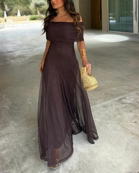Abito estivo lungo fluido in tessuto leggero, perfetto per donna. Look elegante e confortevole per le giornate calde.