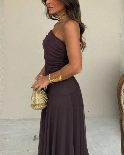 Elegante abito lungo donna marrone, con scollo spalle scoperte e silhouette fluida. Ideale per moda estiva raffinata.