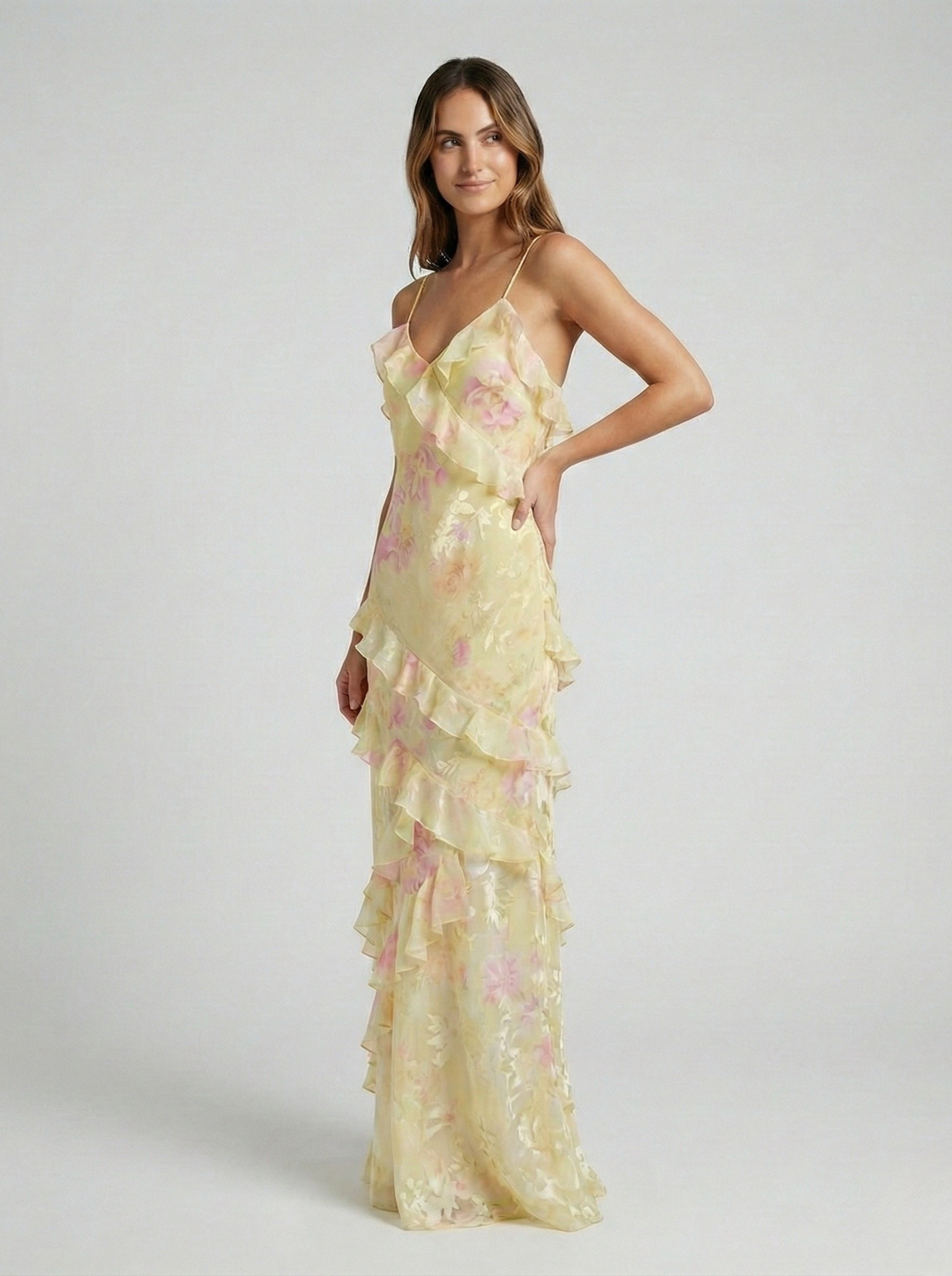 Look romantico estivo: abito lungo donna con volant a cascata e stampa acquerello vibrante.