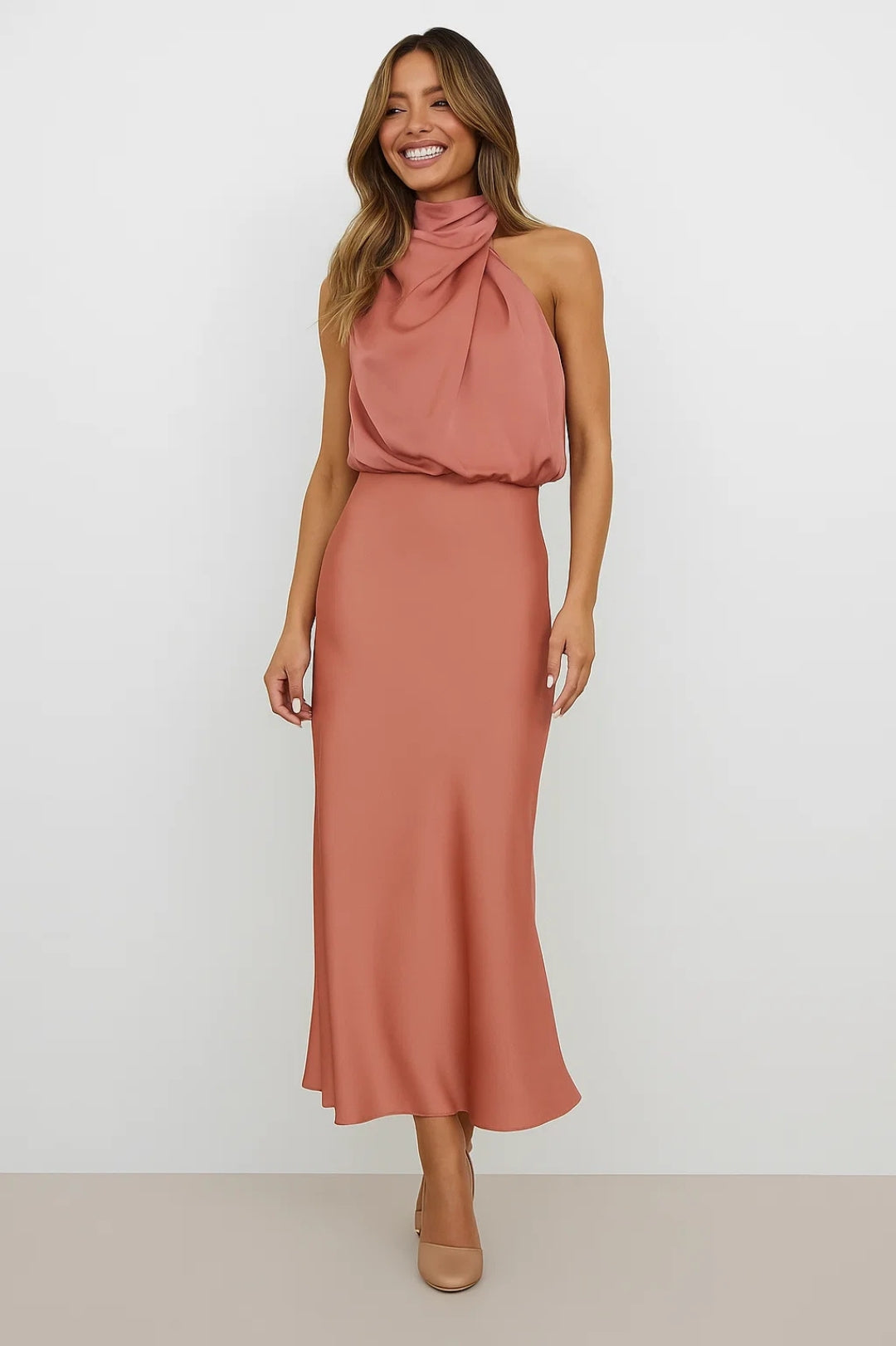 Vestito da sera lungo con collo drappeggiato, stile moderno, ideale per eventi eleganti da donna.