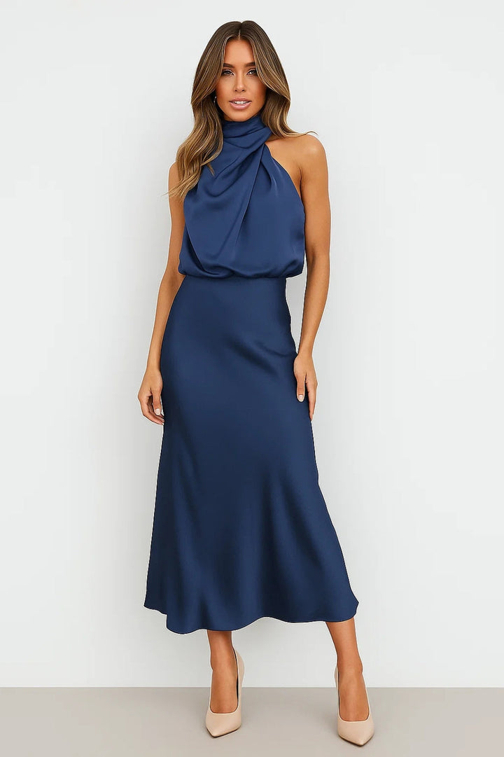 Abito elegante donna con drappeggio, vestito da festa in stile moderno per moda femminile.
