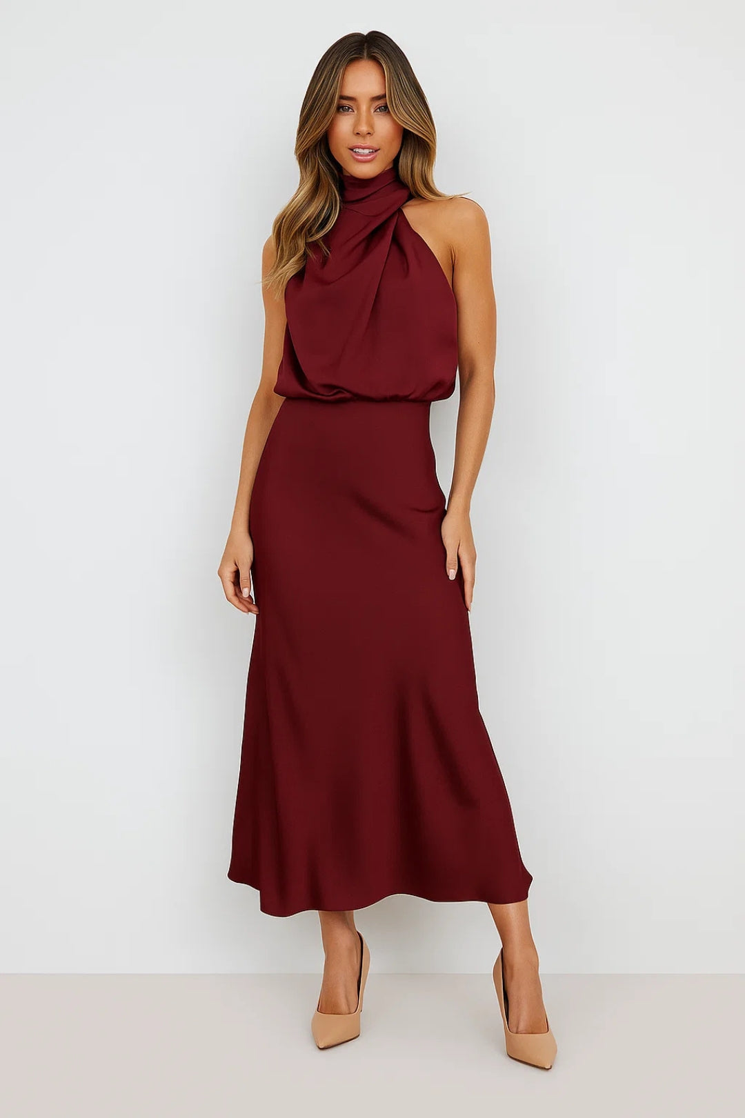 Lungo vestito drappeggiato da donna, che unisce eleganza e stile moderno, ideale per ogni festa.