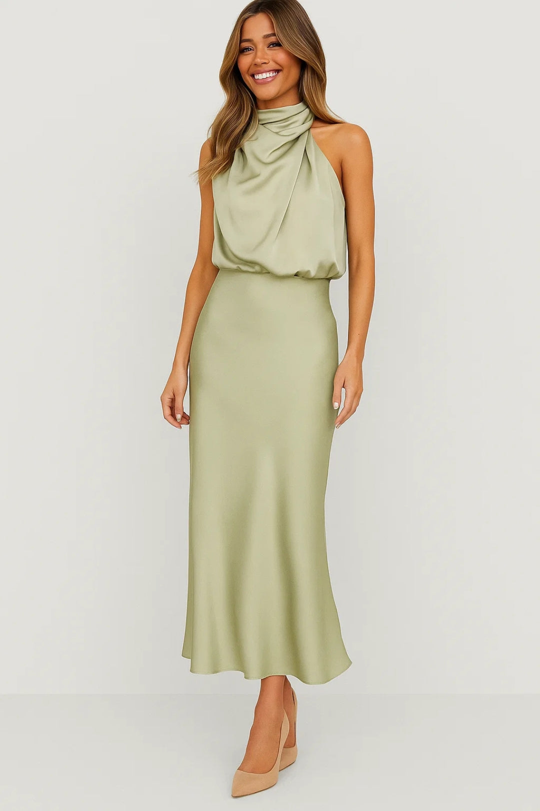 Abito lungo donna con morbido drappeggio e silhouette elegante per un look raffinato e moderno.