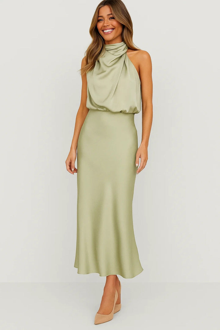 Abito lungo donna con morbido drappeggio e silhouette elegante per un look raffinato e moderno.