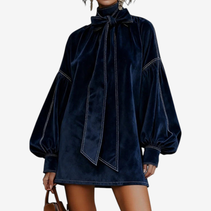 Abito maglione donna elegante con fiocco e maniche a sbuffo. Vestito corto moda autunno inverno.