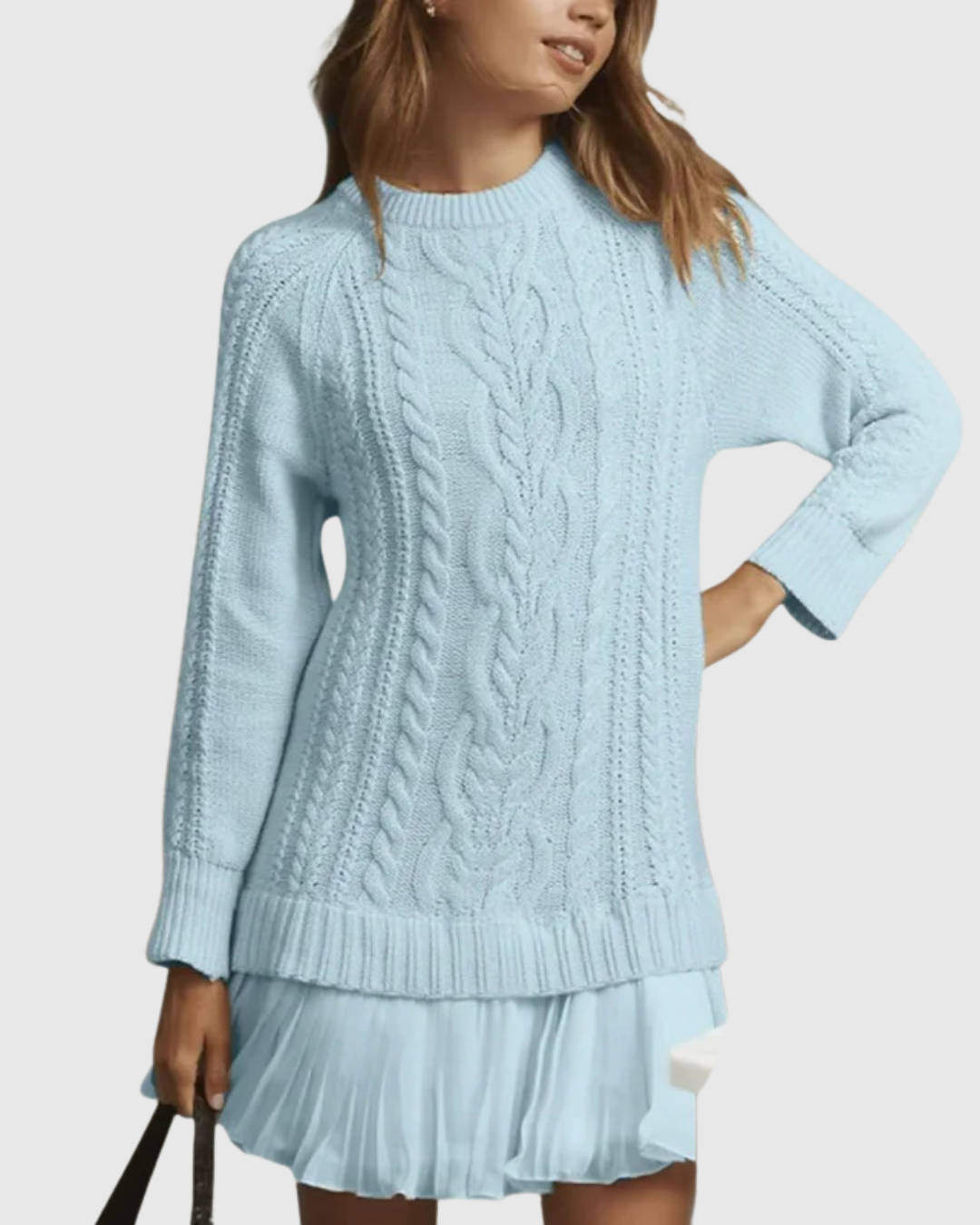 Moda autunno donna: abito maglione comodo con girocollo e orlo plissettato, look contemporaneo.