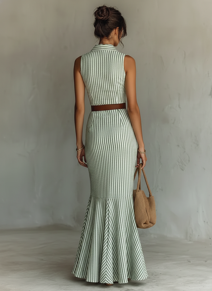 Vestito maxi donna estivo verde chiaro, con righe verticali, colletto camicia, scollo a V e linea a sirena. Chic e versatile.