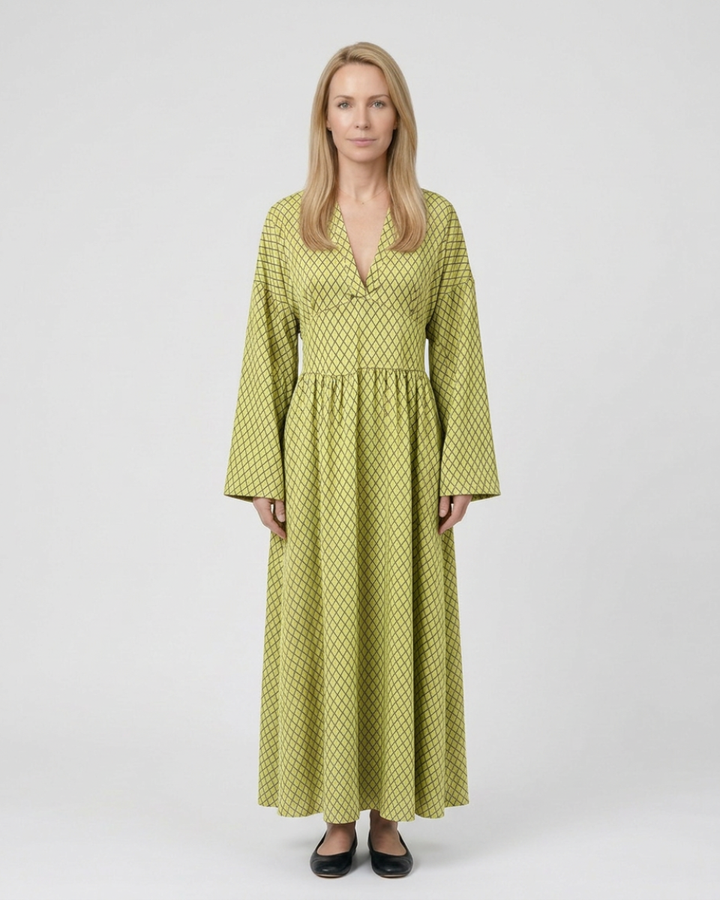 Abito donna a rombi, maniche a campana, scollo a V. Eleganza senza tempo per la moda autunno/inverno.
