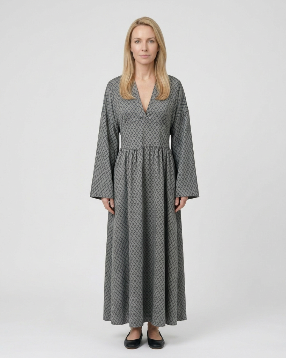 Stile unico con questo abito maxi elegante a rombi e maniche a campana. Perfetto per la donna moderna.