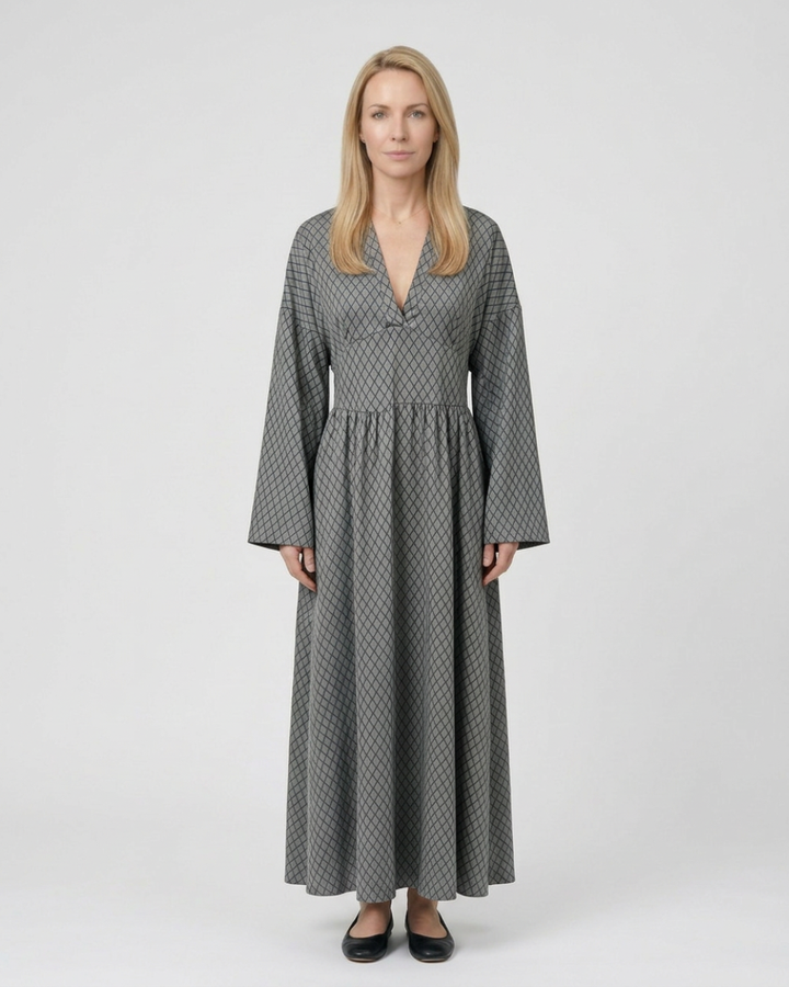 Stile unico con questo abito maxi elegante a rombi e maniche a campana. Perfetto per la donna moderna.