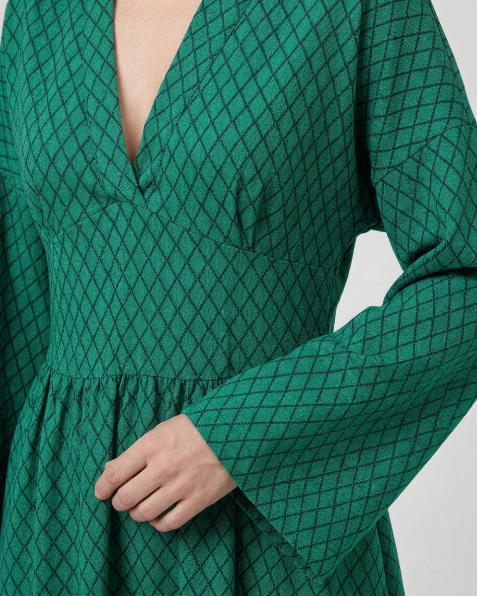 Vestito lungo a rombi con maniche a campana, un capo must-have per un look bohémien chic e raffinato.