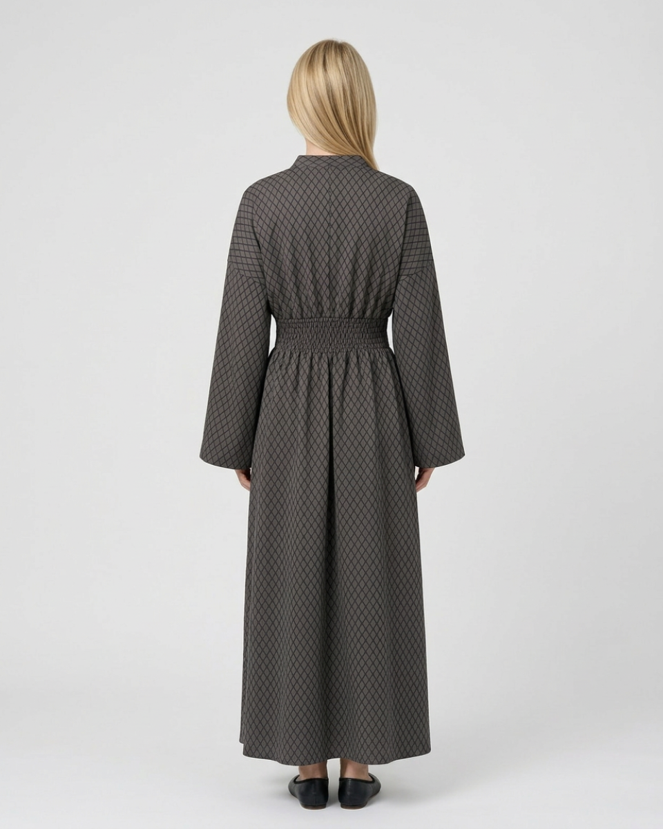 Vestito lungo femminile a rombi con scollo a V, maniche a campana. Ideale per moda autunno/inverno, stile unico.