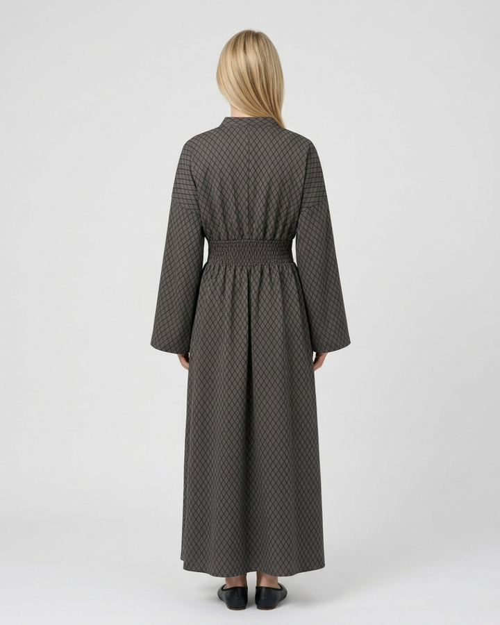 Vestito lungo femminile a rombi con scollo a V, maniche a campana. Ideale per moda autunno/inverno, stile unico.