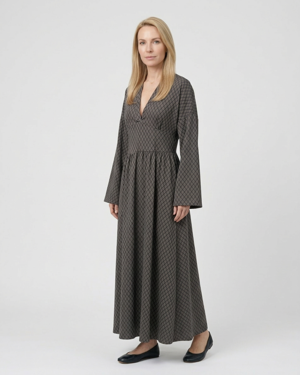 Maxi abito donna chic a rombi, maniche a campana svolazzanti. Abbigliamento elegante e confortevole per primavera.