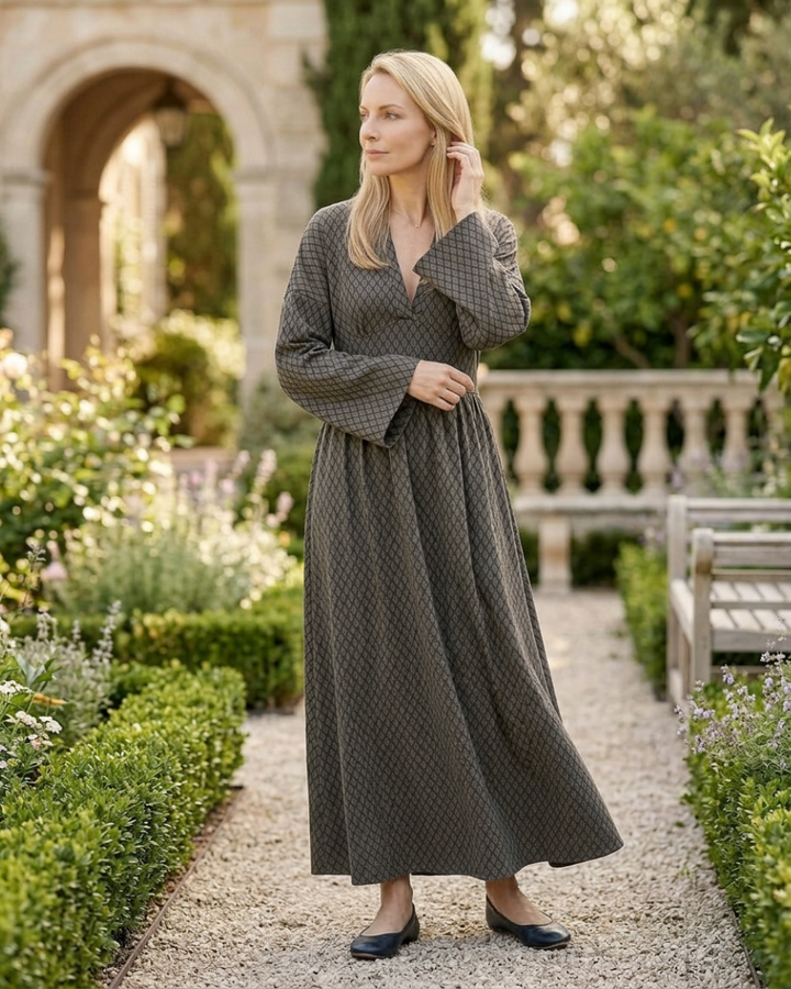 Abito donna lungo a rombi, maniche a campana per un look unico. Perfetto per serate o eventi formali.