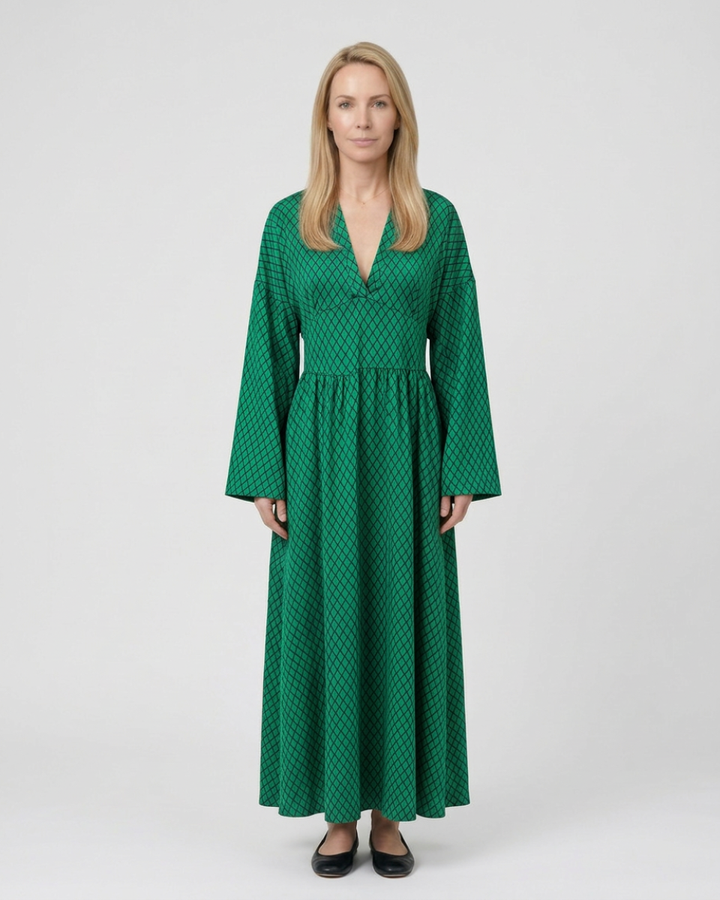 Vestito elegante femminile a rombi con scollo a V e maniche a campana. Ideale per la moda donna autunnale.