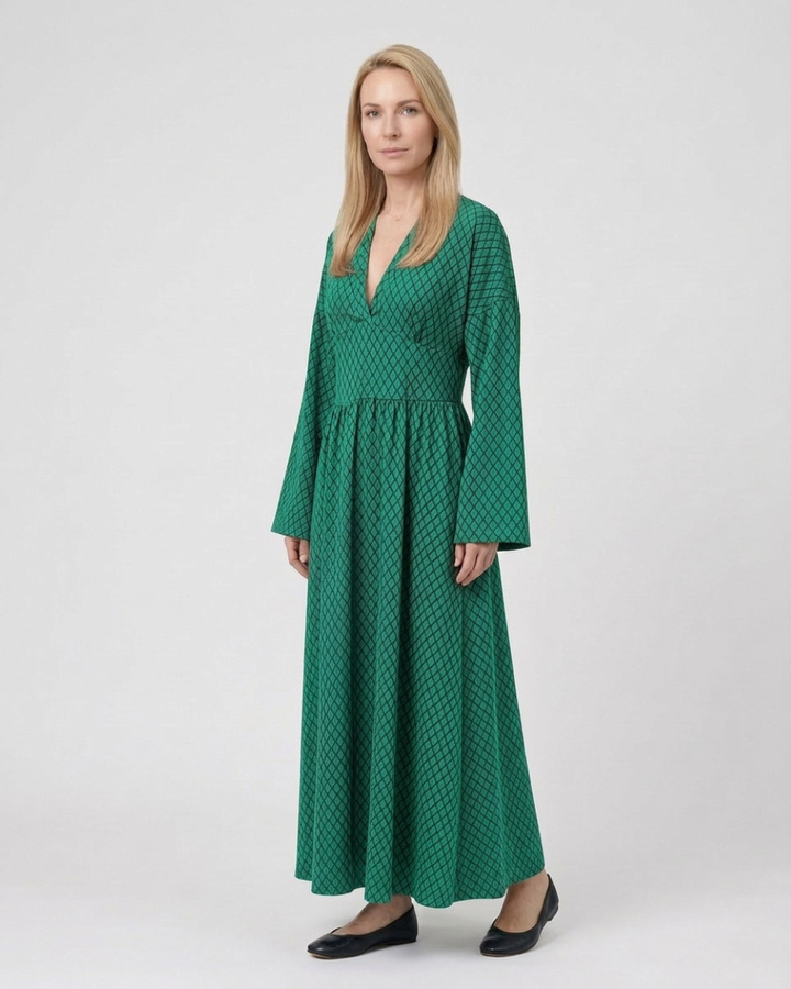 Abito maxi bohémien chic con dettagli a rombi e maniche a campana. Eleganza e comfort in un unico capo.
