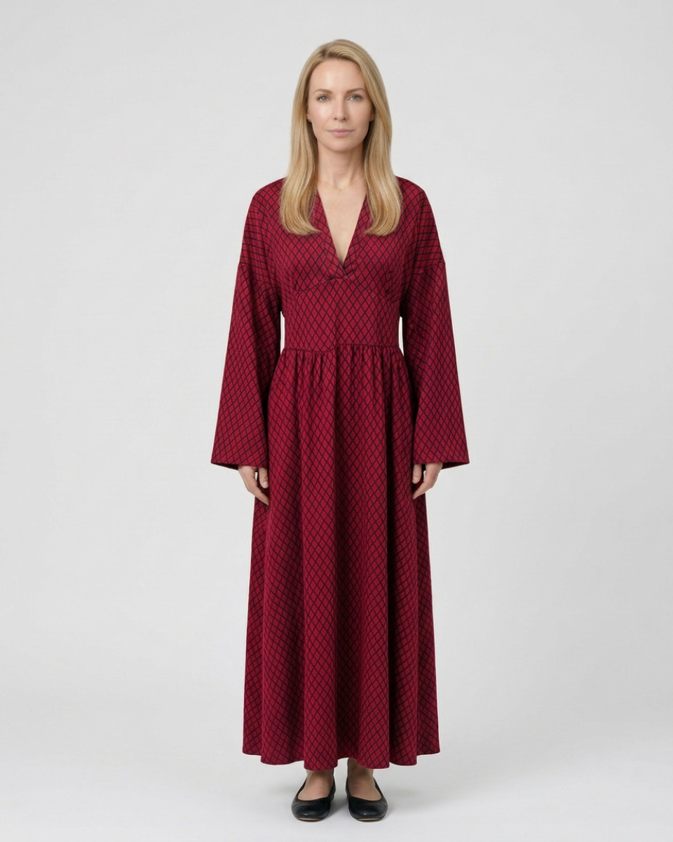 Abbigliamento femminile: vestito lungo a rombi con maniche a campana. Stile versatile per cerimonie e tempo libero.