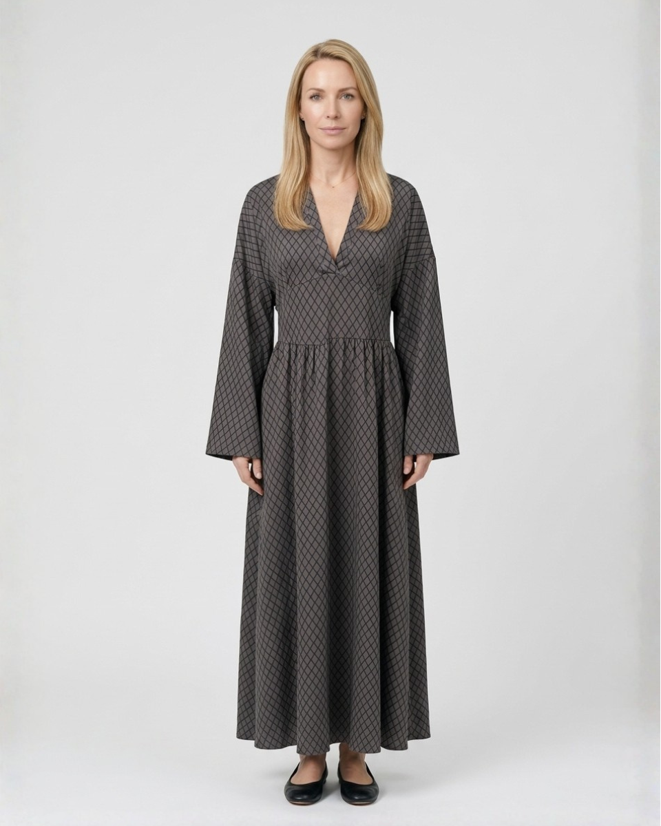 Abito maxi donna elegante con fantasia a rombi e maniche a campana. Perfetto per cerimonia, stile bohémien chic.