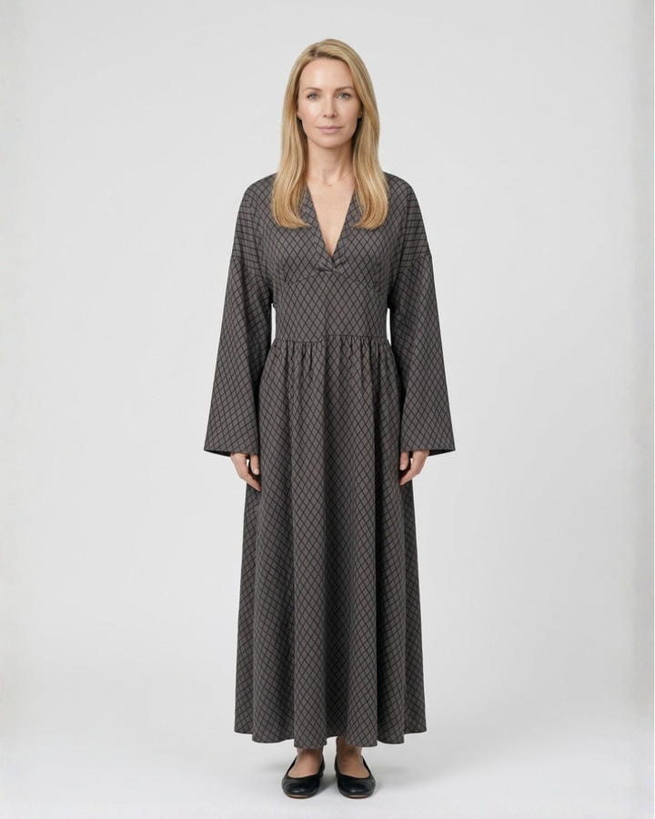 Abito maxi donna elegante con fantasia a rombi e maniche a campana. Perfetto per cerimonia, stile bohémien chic.