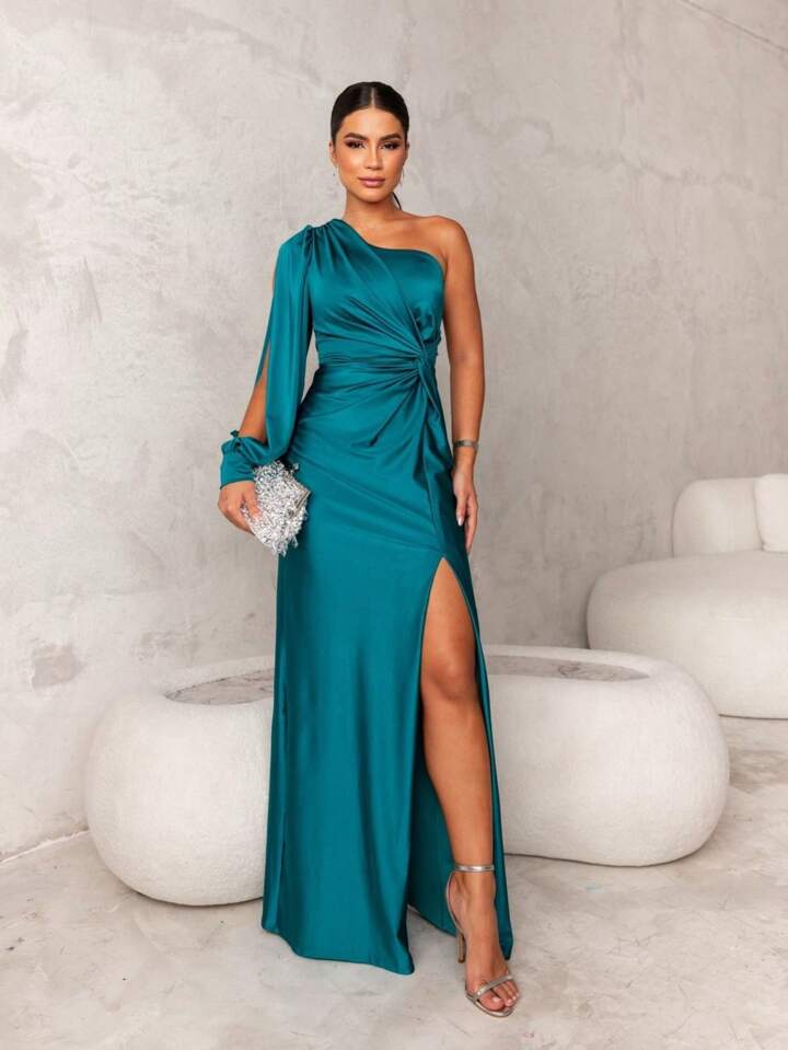 Abito da cerimonia donna monospalla con drappeggio e profondo spacco, un vestito lungo elegante per eventi serali.