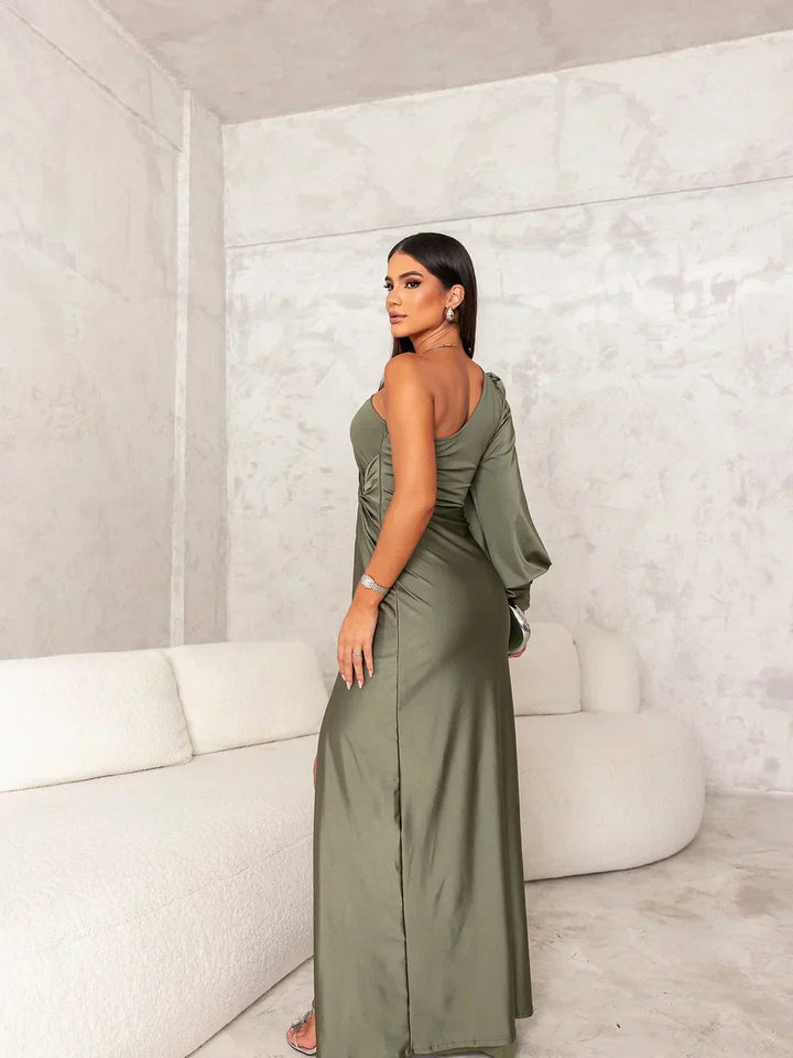 Abito maxi donna monospalla elegante con drappeggio e spacco laterale, perfetto per cerimonia e look da sera.