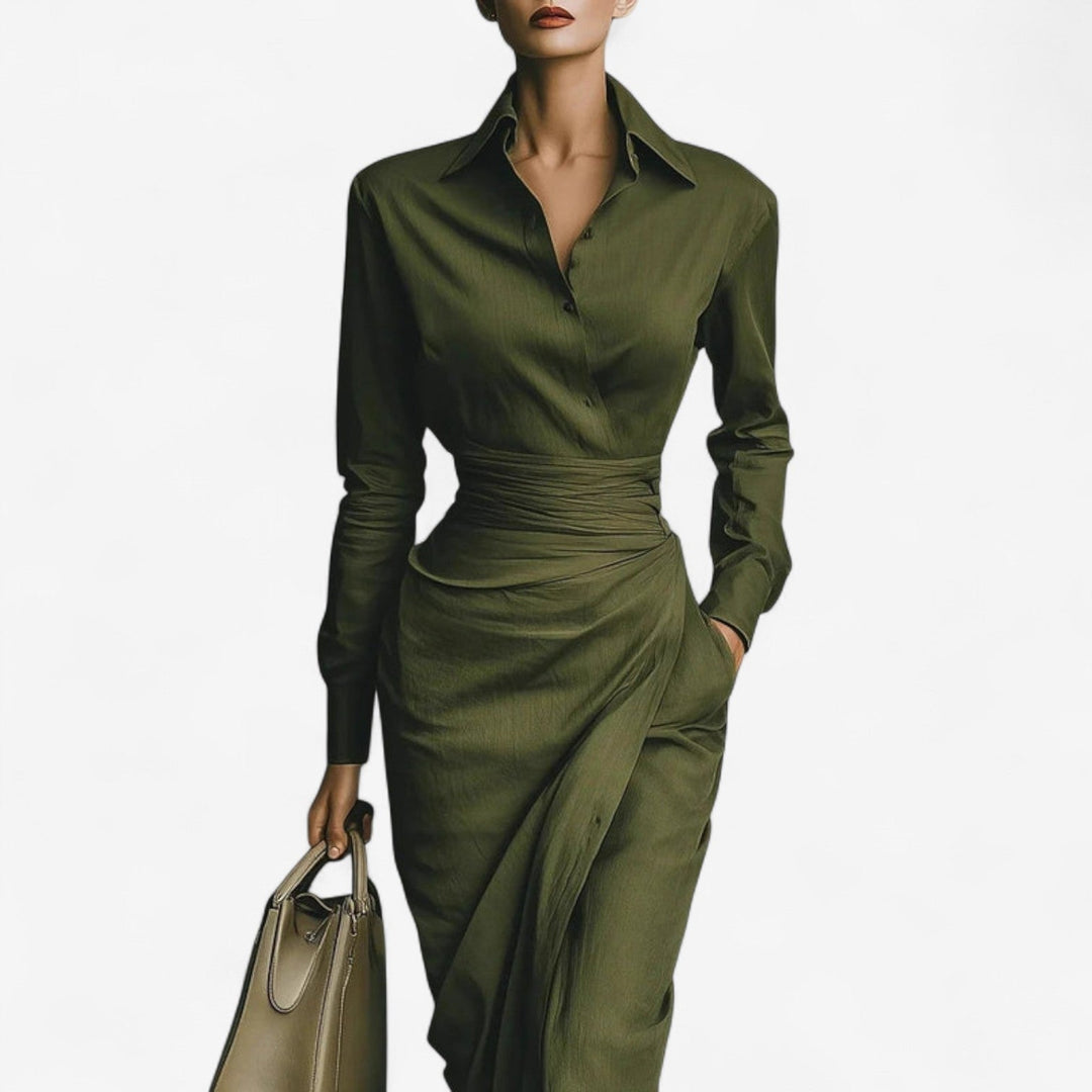 Abito midi donna elegante verde con drappeggio frontale e colletto a camicia, un must-have per la moda autunnale.